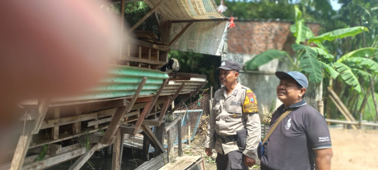 Bhabinkamtibmas Desa Kureksari Tinjau Peternakan Kambing Warga, Dukung Program Ketahanan Pangan Nasional