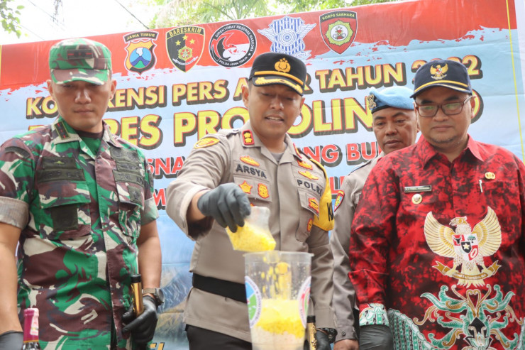 Jelang Tahun Baru 2023, Polres Probolinggo Musnahkan Ribuan Botol Miras dan Okerbaya