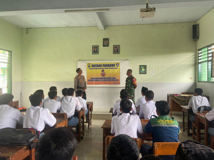 Wayang Pandawa Polsek Krembung Datangi Sekolah
