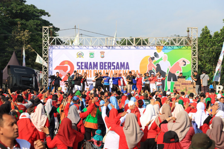 Ribuan Warga Meriahkan Olahraga Bersama Hari Bhayangkara ke - 79 di Stadion Kanjuruhan Malang
