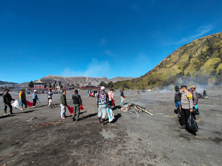 Sambut Hari Bhayangkara ke-79, Polres Probolinggo Bersih - bersih di Gunung Bromo