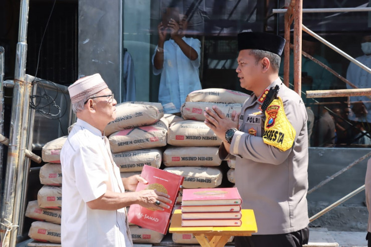 Peduli Tempat Ibadah, Polresta Sidoarjo Serahkan Bantuan ke Masjid At Taqarrub