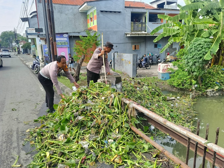 Cegah Banjir, Bersama Bersihkan Sungai Desa Sekardangan dari Enceng Gondok