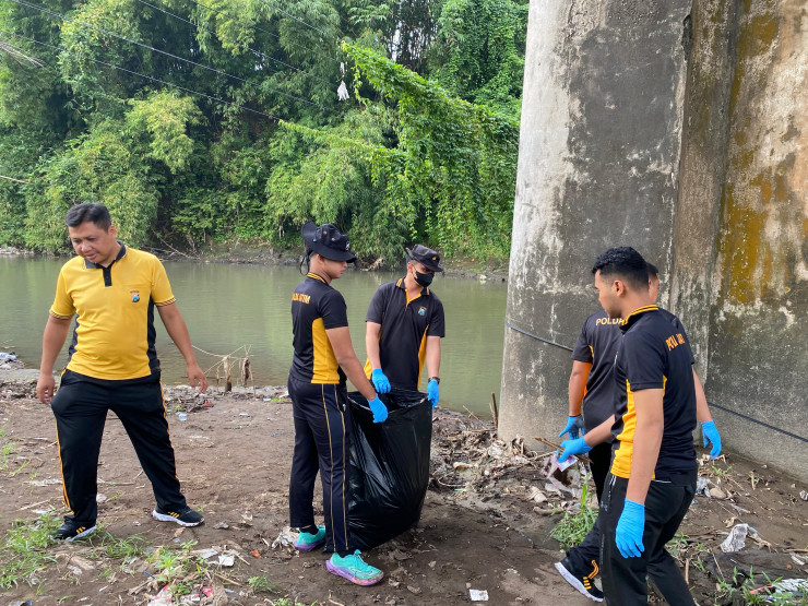 Polri Peduli Lingkungan: Polres Jember Gelar Aksi Bersihkan Sungai Bedadung di Hari Bhayangkara ke -79