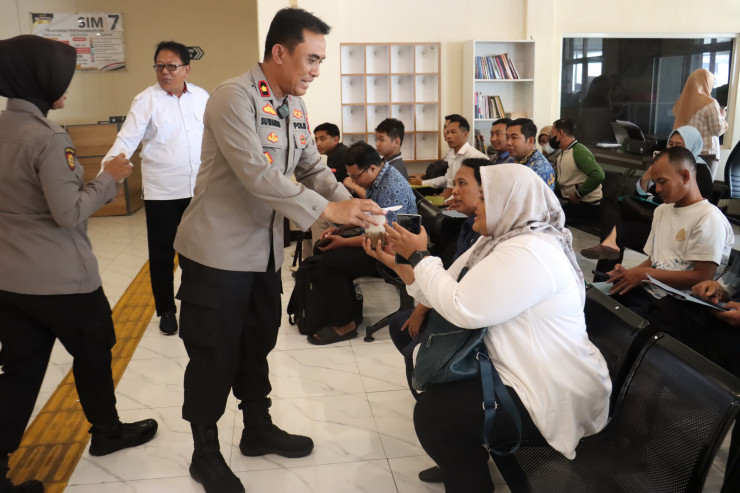 Siapkan Makanan Gratis untuk Pemohon SKCK, Polres Mojokerto Kota Hadirkan Layanan Prima yang Humanis