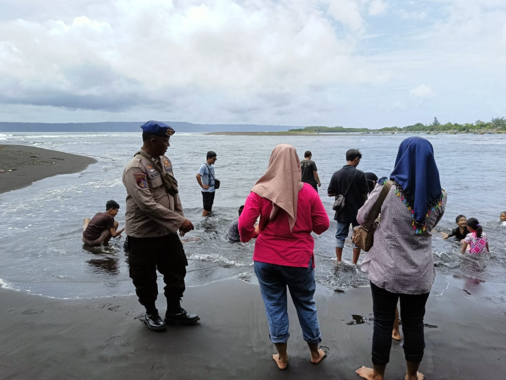 Libur Panjang, Polres Jember Tingkatkan Pengamanan di Sejumlah Lokasi Wisata Pantai