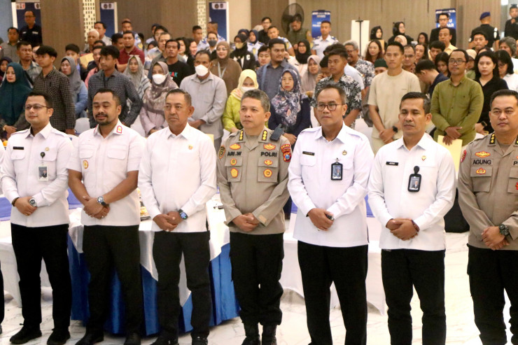 Polda Jatim dan Kanwil Ditjen Imigrasi Bersinergi Sambut Hari Bhayangkara ke - 79 Gelar Semarak 1079 Paspor untuk Negeri