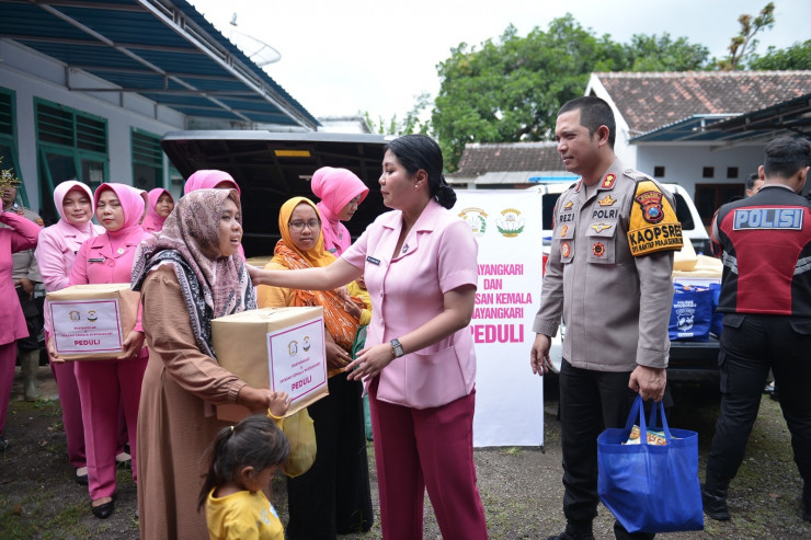 Polres Situbondo dan Bhayangkari Salurkan Bantuan kepada Warga Terdampak Banjir