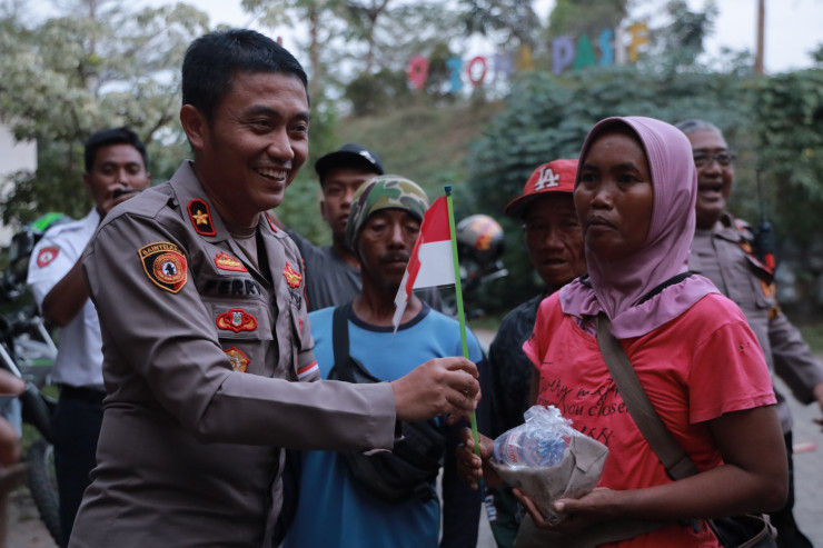 Polres Jember Tebar Kebaikan di Hari Kemerdekaan, Berbagi Makanan Bergizi Gratis Untuk Kaum Rentan