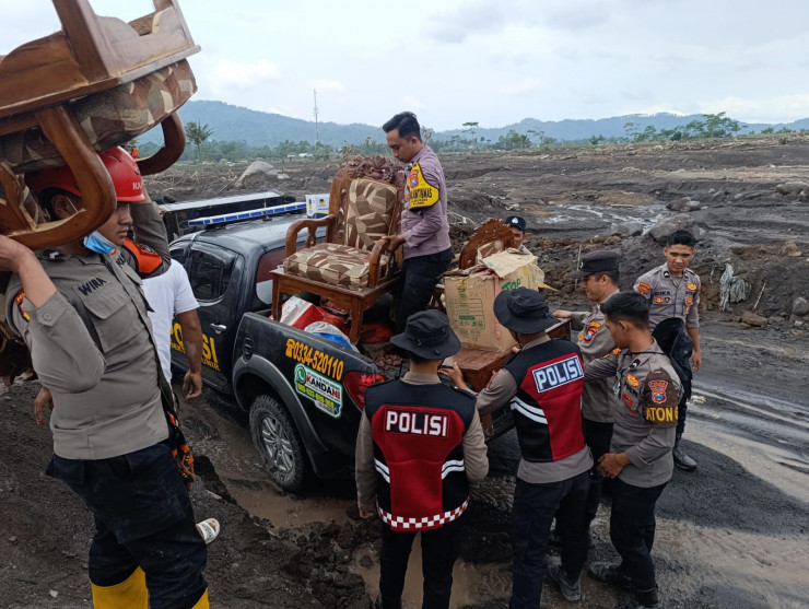 Polda Jatim Bantu Warga Evakuasi Barang Berharga di Tengah Erupsi Gunung Semeru