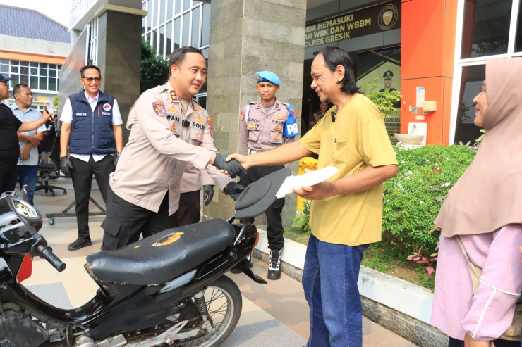 Polres Gresik Kembalikan 3 Motor Korban Curanmor dan Begal Tanpa Biaya