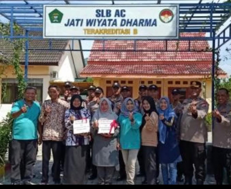 Peringati Hari Guru, 48 Siswa SPN Polda Jatim Beri Alat Tulis untuk Siswa Disabilitas di Tuban