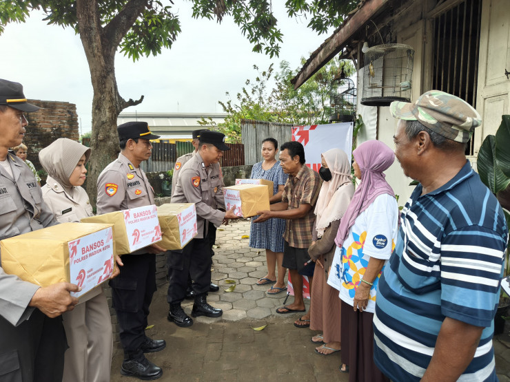 Senyum Renyah Warga Terima Bantuan Polres Madiun Kota di Hari Bhayangkara ke -79