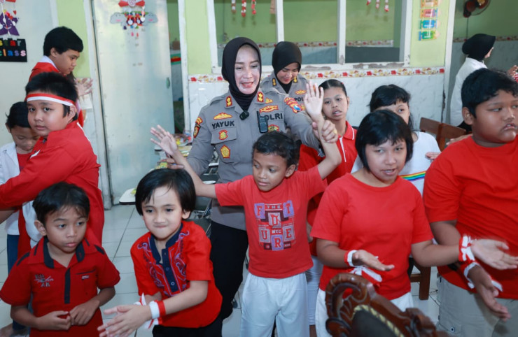 Sambut Hari Jadi ke -77 Polwan Polda Jatim Gelar Bakti Kesehatan di Yayasan Pendidikan Autis Mutiara Hati