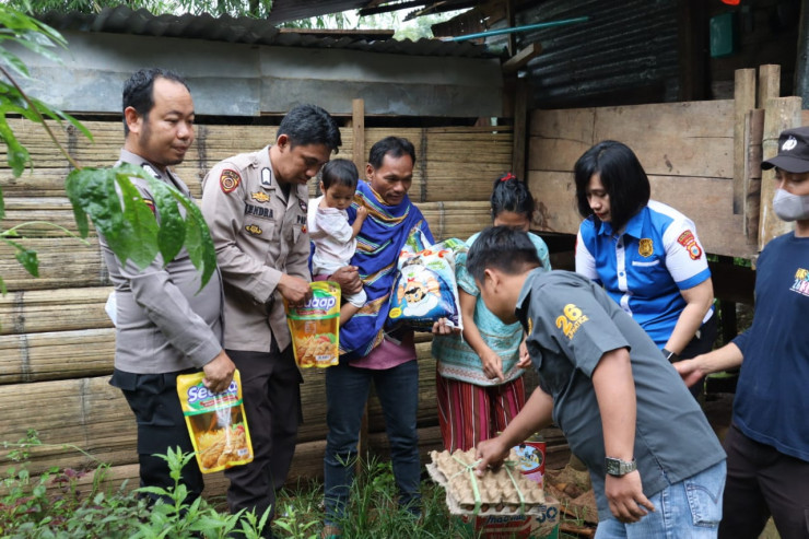 Jelang Perayaan Natal 2022, ZLS/STS Polda Sulsel Gelar Bakti Sosial Berikan Paket Sembako Kepada Masyarakat