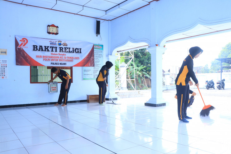 Polres Ngawi Gelar Bakti Religi di Hari Bhayangkara ke -79, Bersih - bersih di Sejumlah Tempat Ibadah