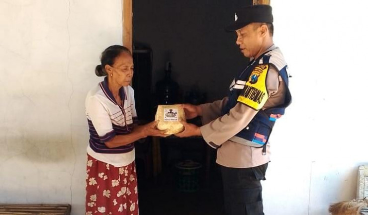 Tanpa Sampah Plastik Polres Magetan Peduli Lingkungan, Pembagian Daging Kurban Gunakan Besek Bambu