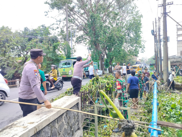 Cegah Banjir, Bersama Bersihkan Sungai Desa Sekardangan dari Enceng Gondok