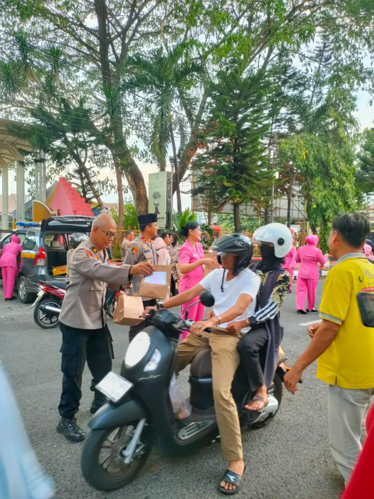 Polsek Sidoarjo Kota bersama Bhayangkari Berbagi di Bulan Suci