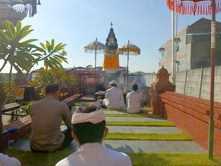 Ibadah Hari Raya Galungan di Pura Kertha Bumi Bhayangkara