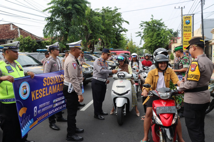 Operasi Keselamatan Semeru 2024, Polres Pamekasan Turun Jalan Berbagi Brosur Himbauan Kamseltibcarlantas
