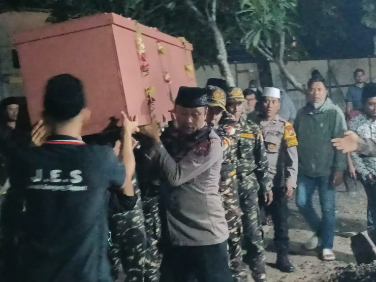 Kapolsek Buduran Hadir di Pemakaman Santri Al Khoziny Asal Desa Damarsi