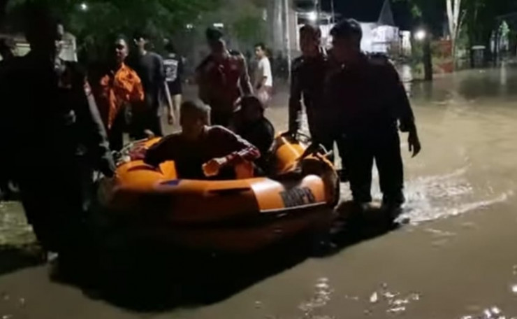Polres Probolinggo Bersama BPBD Evakuasi Warga dan Berbagi Makan Sahur Saat Banjir di Krejengan