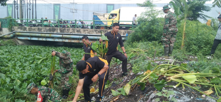 Forkopimka Sidoarjo Kota Bersihkan Sampah dan Enceng Gondok di Sungai Gebang