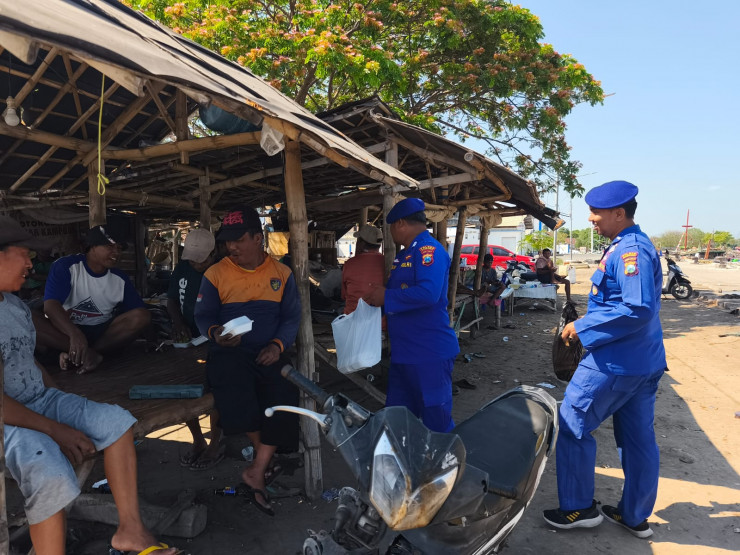 Harkamtibmas : Patroli Pesisir Polres Situbondo Berbagi Nasi Bungkus untuk Nelayan