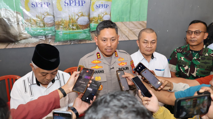 Polres Malang Gelontor 43 Ton Beras SPHP Ratusan Warga Sambut Gembira