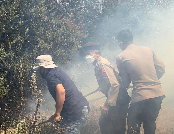 Karhutla Bromo: Api Mengarah ke Ngadisari, Polres Probolinggo Gerak Cepat Padamkan Api di Blok Seruni