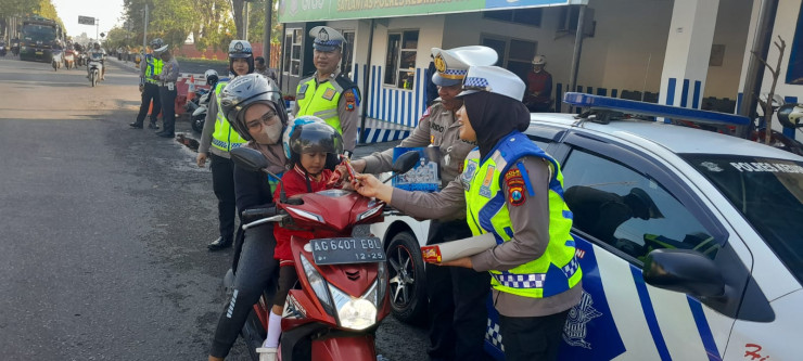 Operasi Patuh Semeru 2024, Polres Kediri Kota Beri Coklat Bagi Pengendara Tertib