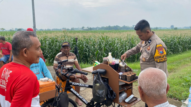 Bhabinkamtibmas Balongbendo Ngopi Bareng Petani, Dukung Ketahanan Pangan Nasional