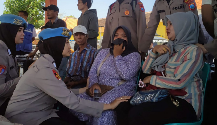 Polwan Polres Pasuruan Kota Beri Pendampingan Keluarga 3 Pemancing yang Hilang di Perairan Lekok