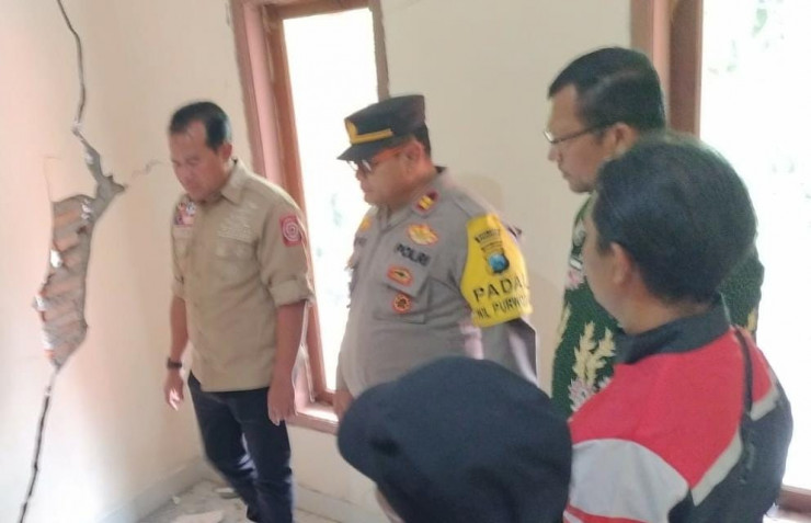 Tanggap Bencana Polisi Bersama TNI dan BPBD Evakuasi Korban Pergeseran Tanah di Pasuruan