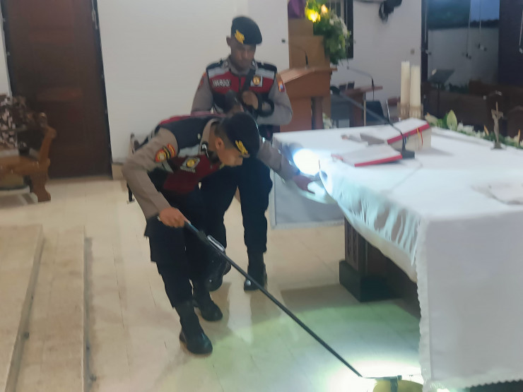 Polres Blitar Kota Lakukan Sterilisasi Gereja Jamin Keamanan Ibadah Rangkaian Paskah