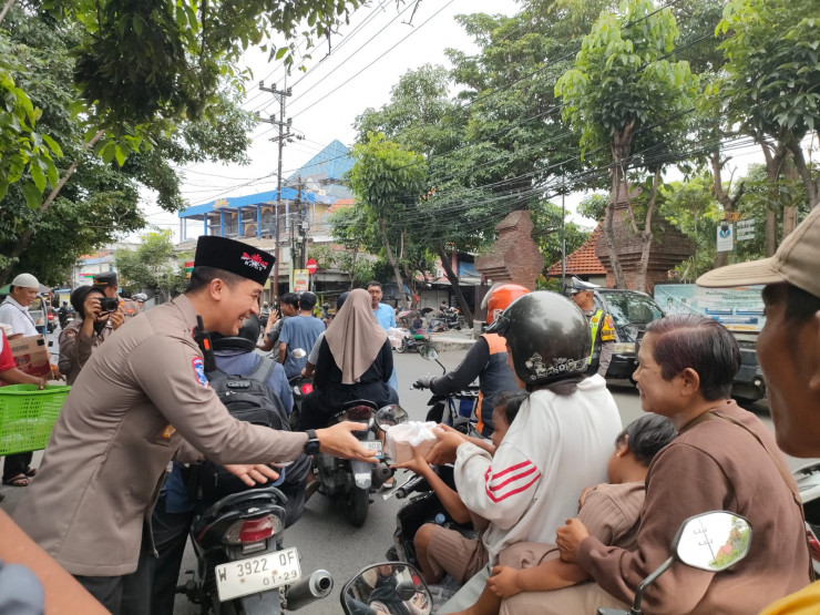 Ramadhan Peduli, Polsek Taman Bagikan Takjil untuk Masyarakat