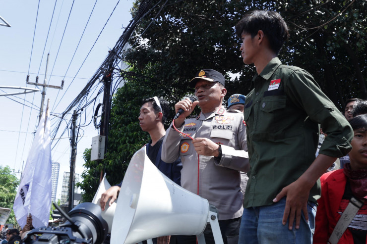 Kapolda Jatim Temui Massa Unras Aliansi BEM Nusantara di Depan Mapolda Jawa Timur