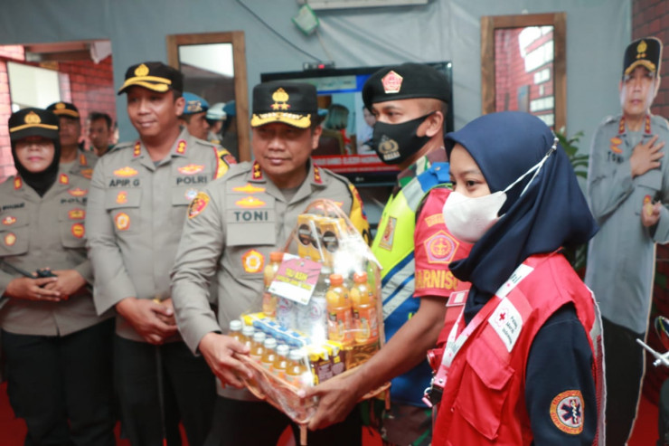 Cek Anggota di Posyan Nataru, Kapolda Jatim Berikan Semangat