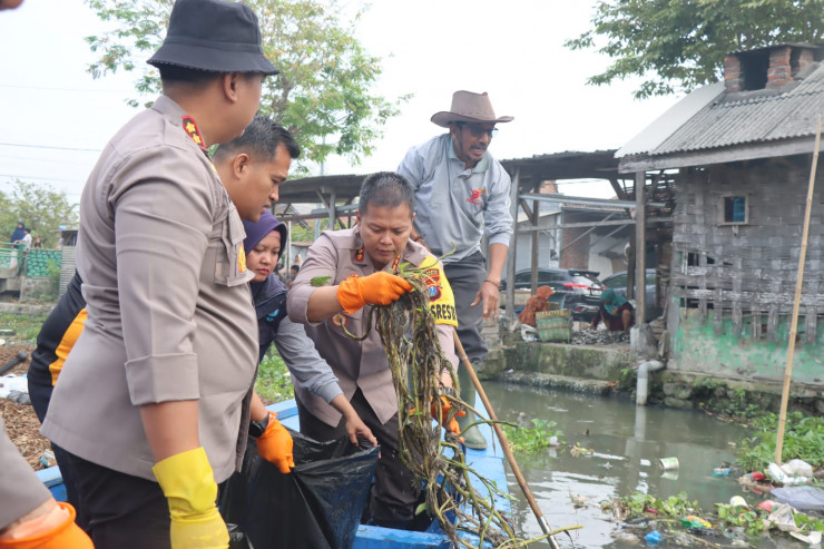 Kapolresta Sidoarjo Turun Langsung Kerja Bakti Lingkungan di Kawasan Sungai Tanggulangin