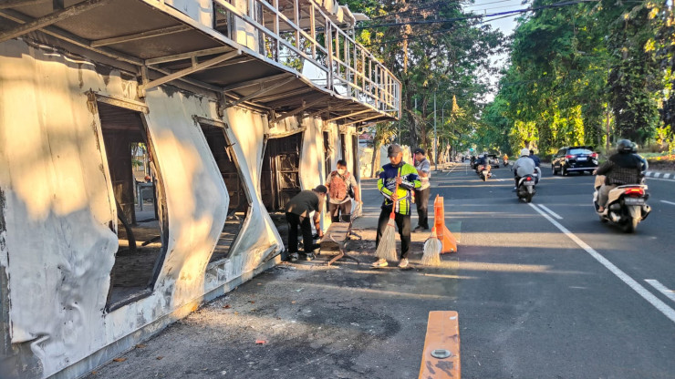 Ojol &amp; Warga Kompak Bersihkan Pos Polisi yang Dibakar Massa di Surabaya