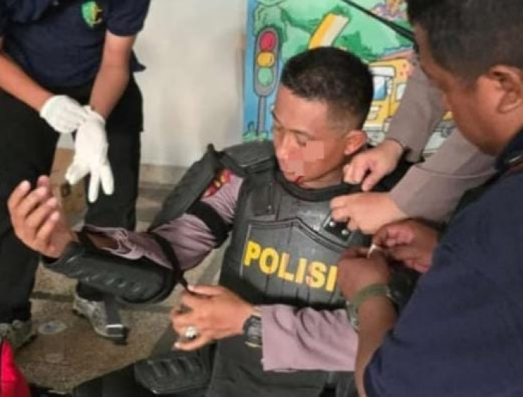 Belasan Polisi Terluka Kena Lemparan Batu dan Petasan Saat Pengamanan Demo Tolak UU TNI di Surabaya