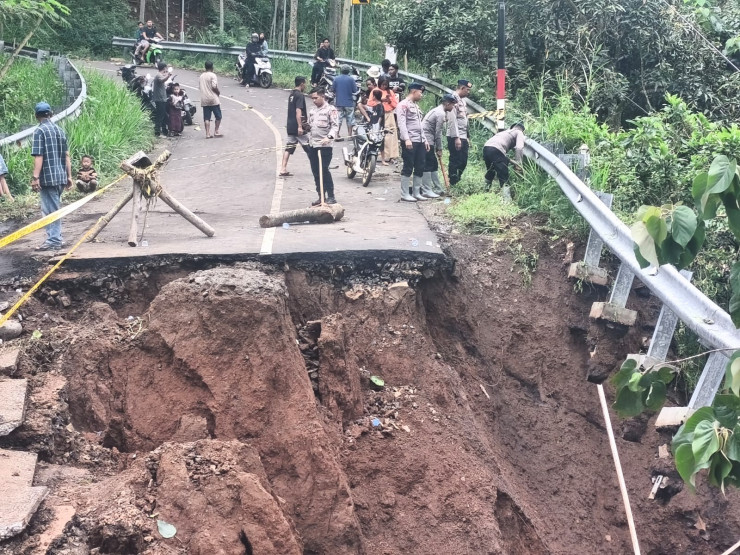 Polres Probolinggo Beri Bantuan Pipa Air Bersih Pascalongsor di Lumbang