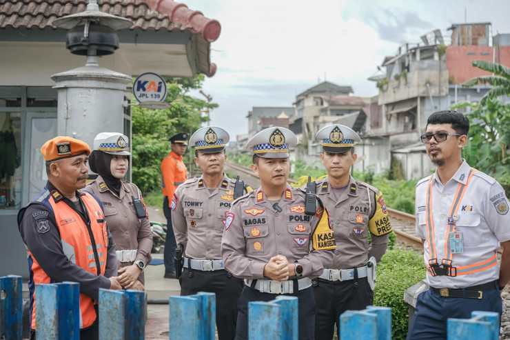 Operasi Keselamatan Semeru 2025 Polres Jember Pasang Banner Peringatan di Perlintasan KA