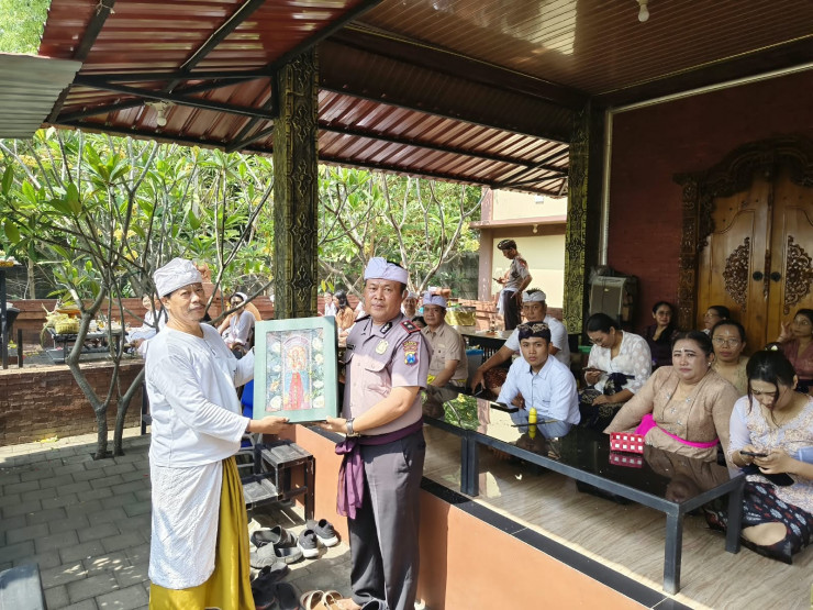 Sidoarjo Akrab Seiman  Umat Hindu Polresta Sidoarjo Gelar Persembahyangan Hari Suci Saraswati, Perkuat Kerukunan dan Kebersamaan