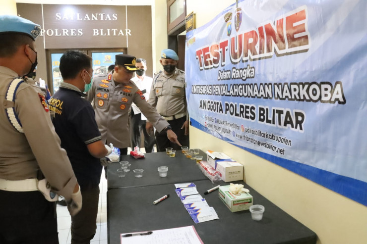 Penguatan Pengawasan Personel, Polres Blitar Test Urine Dadakan