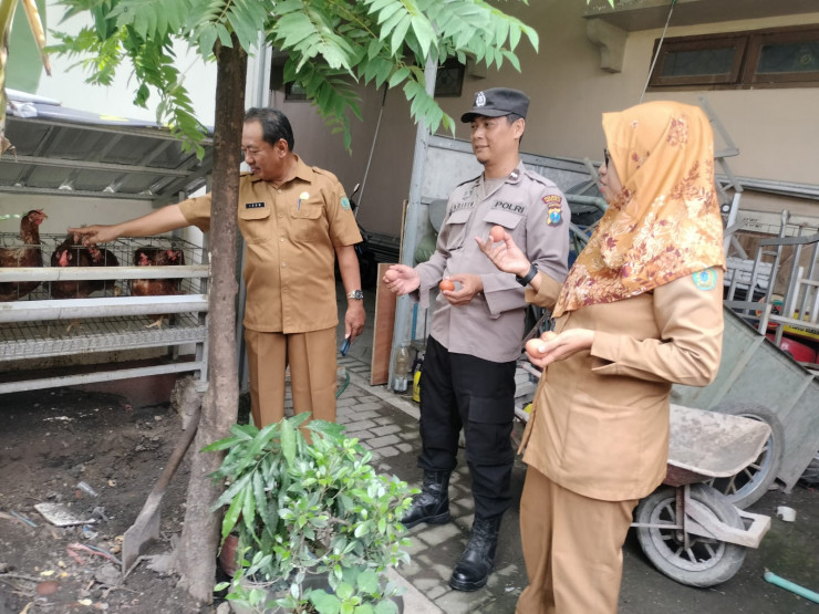 POLRESTA SIDOARJO | Bhabinkamtibmas Desa Tenggulunan Dampingi Peternak Ayam Petelur Wujudkan Ketahanan Pangan