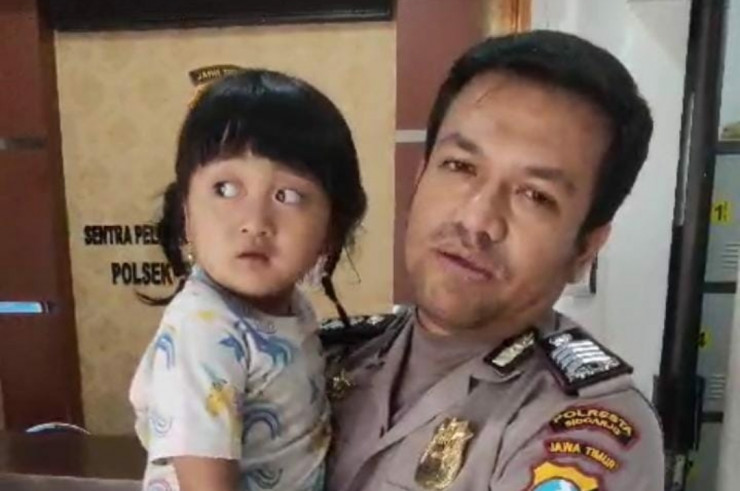 Anggota Polsek Sidoarjo Kota Respon Cepat Penemuan Anak Hilang