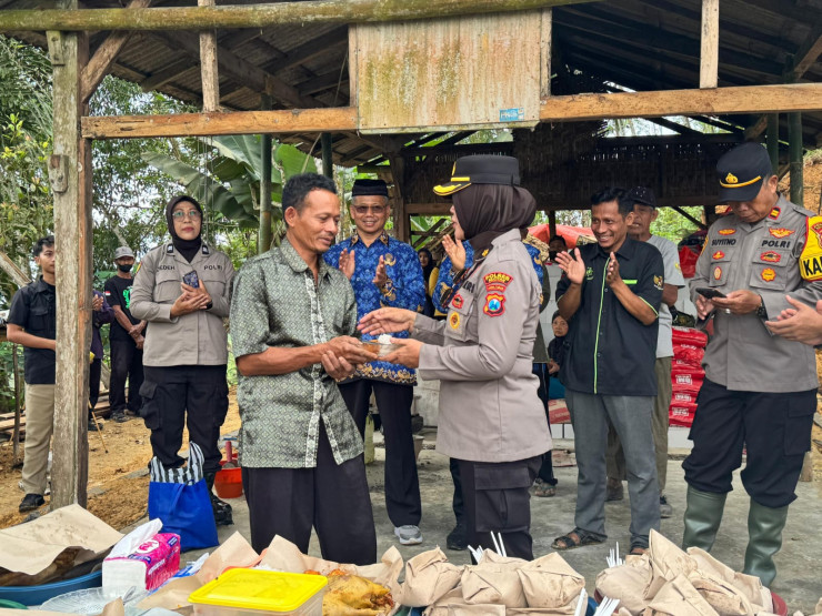 Bedah Rumah Warga di Tulakan, Polres Pacitan Peringati Hari Jadi Polwan ke -77