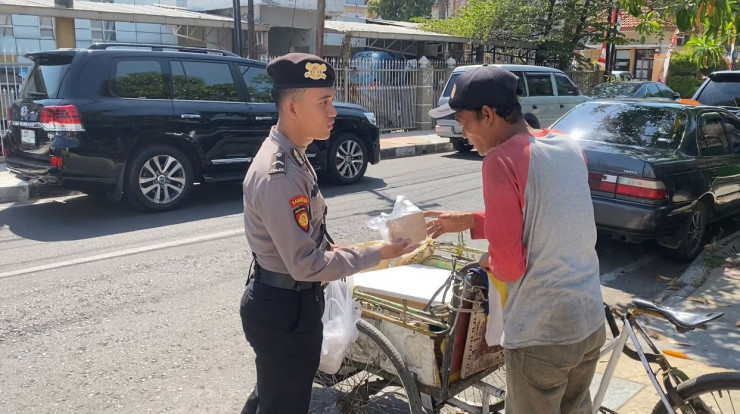 Sat Samapta Polresta Sidoarjo Lanjutkan Program Patroli Sambil Berbagi untuk Menebar Kebaikan